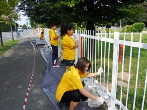 ragazzi che dipingono e lavorano per progetto giovani