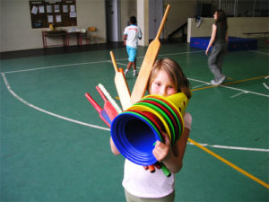 bambina che gioca in uno degli spazi gioco gestiti dalla cooperativa in borgo santa caterina