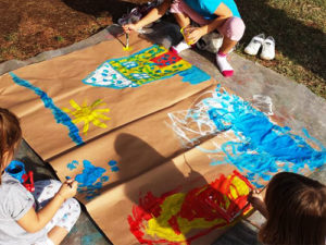 bambini dipingono nel giardino dello spazio gioco il gioco