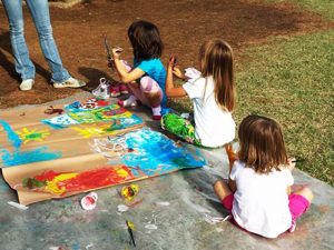 bambine che dipingono nel giardino dello spazio gioco il gioco