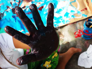 mani sporche di colore dopo la pittura
