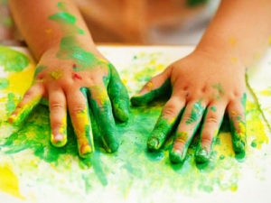 mani di bambino sporche di pittura